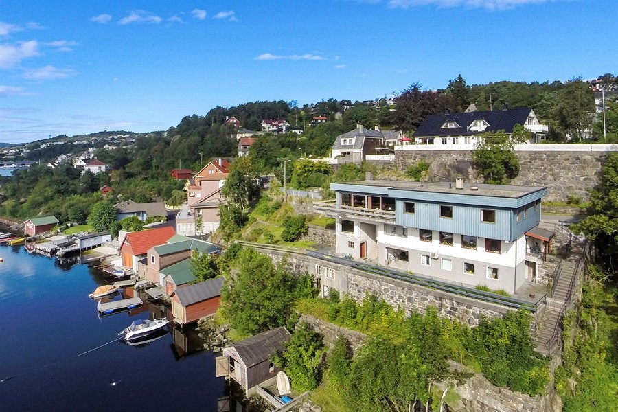 VED SJØEN: Man kan nok ikke stupe fra terrassen, men det følger bruksrett til naust med. FOTO: Privatmegleren